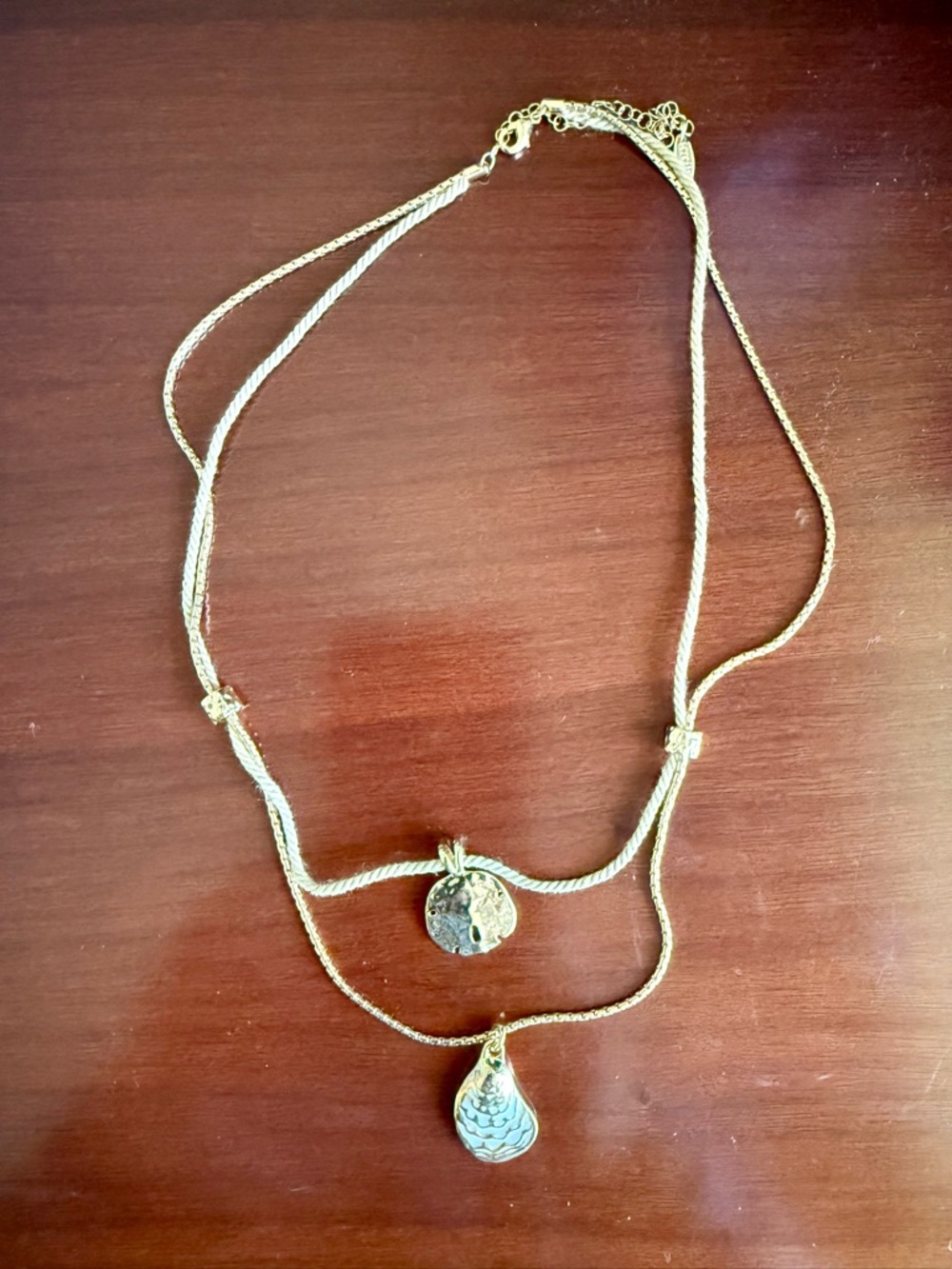 NWOT Serefina Gold Oyster Shell Pendant Layered Necklace - Women Jewelry - Picture 4 of 8